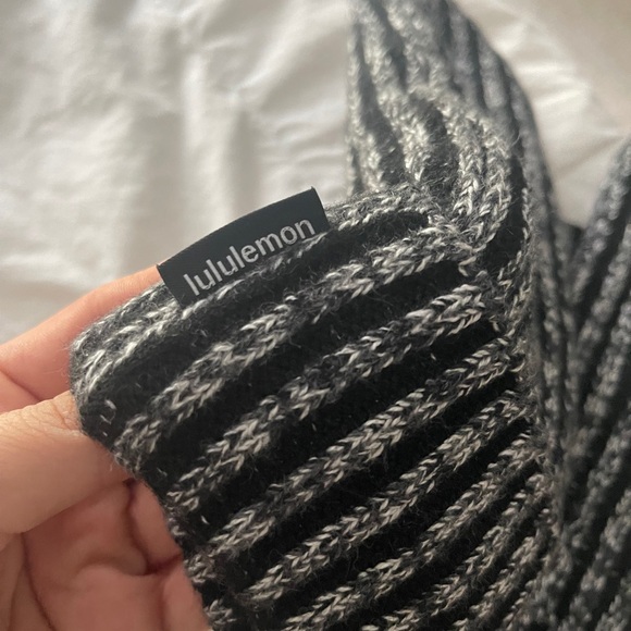 New Lululemon Athletica Black and White Mittens - Picture 4 of 7